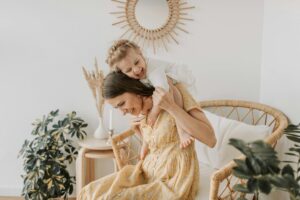 kind op de rug van moeder mom vibes home